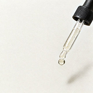 Commen Nº.21 Caffeine Gel Boost: a clear drop falls from the glass pipette.