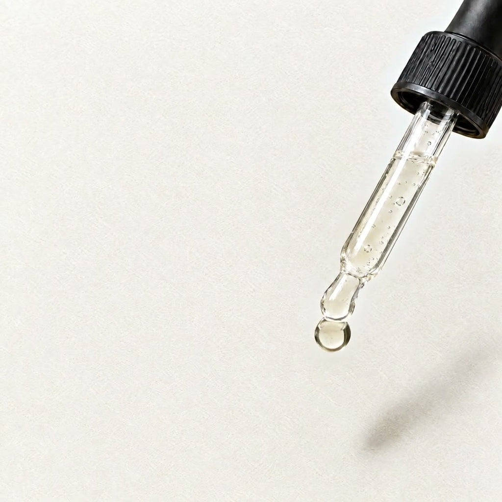 Commen Nº.21 Caffeine Gel Boost: a clear drop falls from the glass pipette.